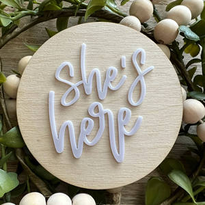 Él está aquí, ella está aquí, señal de anuncio de nacimiento de hito de bebé de madera, decoración de guardería de madera, accesorio de foto de recién nacido, placa de bebé - Product Image 6