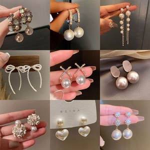 Boucles <span class=keywords><strong>d</strong></span>'oreilles en argent avec zircon et perle, boucles <span class=keywords><strong>d</strong></span>'oreilles françaises de niche, boucles <span class=keywords><strong>d</strong></span>'oreilles exquises, boucles <span class=keywords><strong>d</strong></span>'oreilles Joker, vente en gros pour femmes - Product Image 1