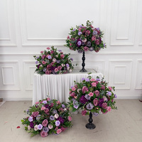 Arrangement floral élégant et personnalisé en rouge foncé, boule florale avec feuillage suspendu, pour centre de table