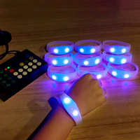 Bracelets LED télécommandés FineGreen FG-CR-01 pour grands concerts - Fêtes d'Halloween - Matériel ABS+SILICONE - Design portable - 1-5mW