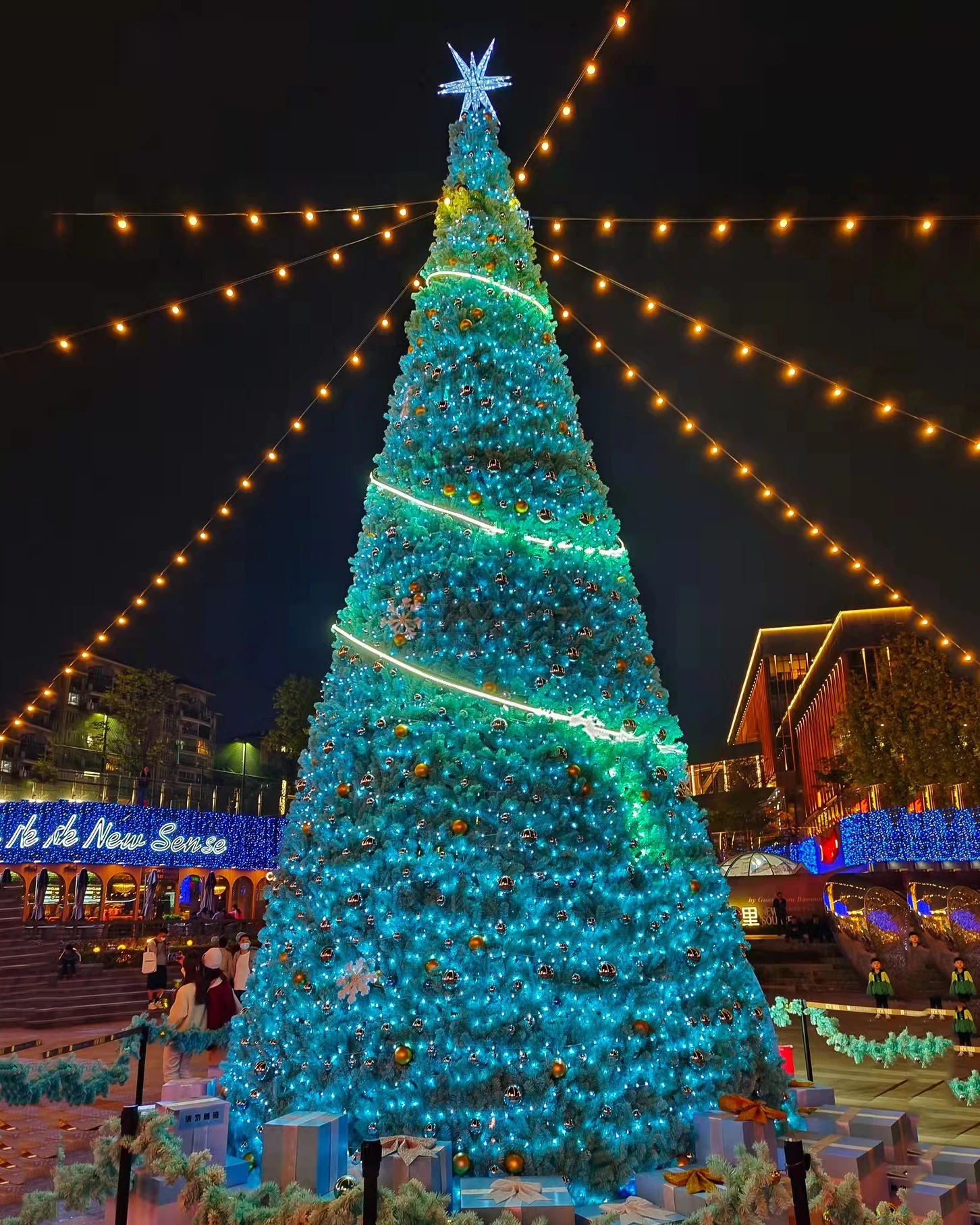 Custom Outdoor Artificial Giant Christmas Tree Commercial