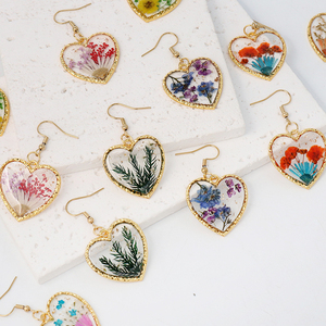 Pendientes Colgantes de Corazón con Flores Prensadas de Margarita y Diente de León Encapsuladas en Resina Dorada, Aretes de Moda para Mujer - Product Image 1
