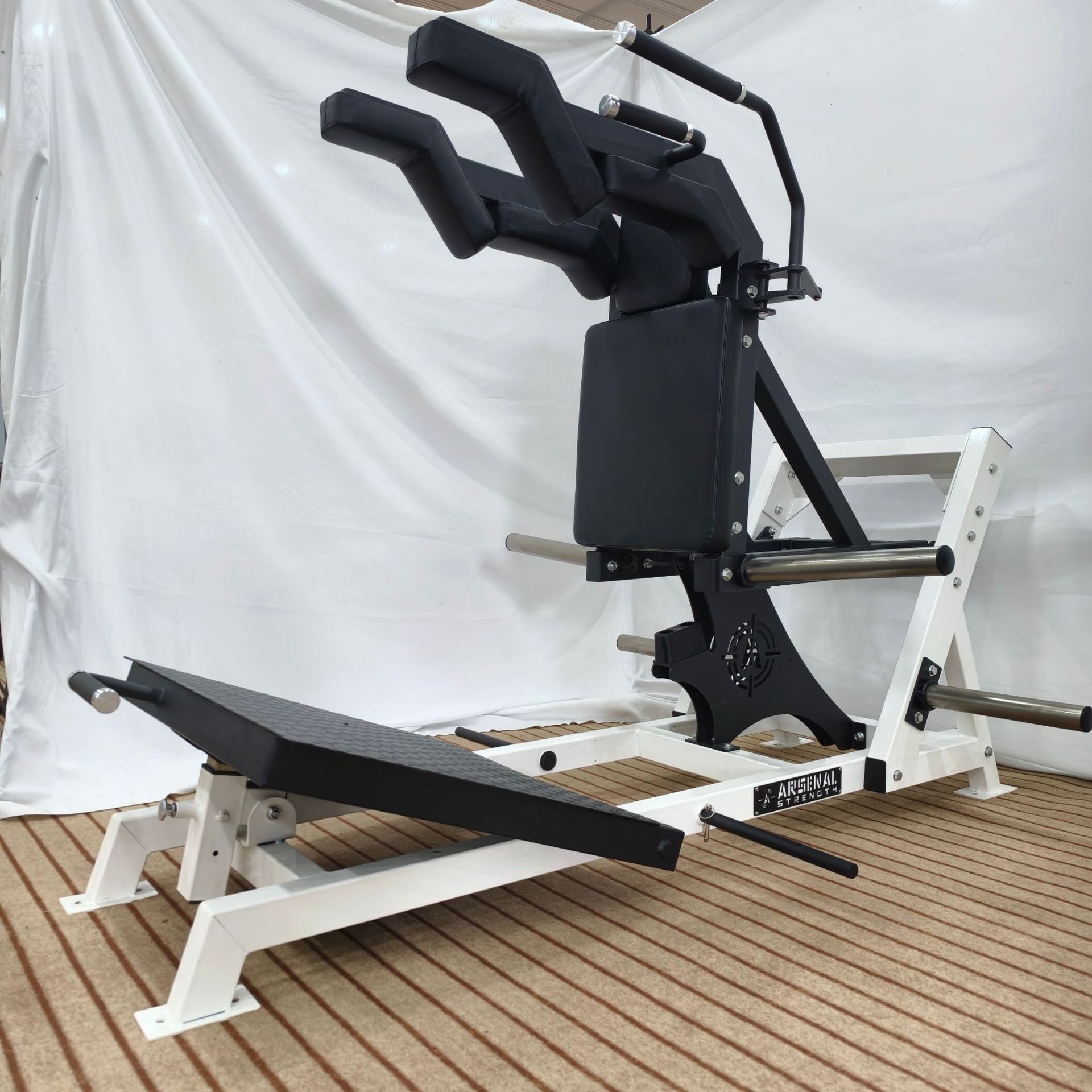 Blanco y Negro -- Hack Squat máquina