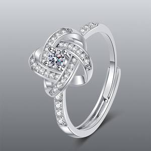 ชุดเครื่องประดับแฟชั่นสำหรับผู้หญิง สร้อยคอ ต่างหู แหวน ดีไซน์รูปปม ประดับเพชรซิร์คอนชุบเงินหรูหรา รูปใบโคลเวอร์สี่แฉก - Product Image 6