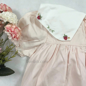 Vestido Infantil Bordado con Fresas |   Vestido Vintage de Algodón para Bebé Niña con Cuello Peter Pan |   Ropa Infantil al por Mayor OEM - Product Image 5