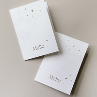Carte d'invitation pliante personnalisée, simplicité et luxe, en carton texturé avec logo estampé or