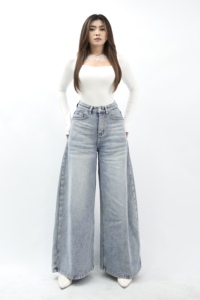 Mantente Elegante y Cómoda con Jeans Culotte de Tiro Alto Rectos Color Azul Claro 8817 que Dan un Look Moderno y Casual para el Uso Diario - Product Image 4