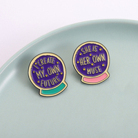 Féminisme magique boule de cristal broche émail broche je crée mon propre avenir elle est sa propre muse broches revers Badge bijoux femmes cadeau