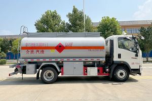 Camion-citerne à huile CLW neuf 4x2, 11000L, camion de ravitaillement, transmission manuelle, camion de transport de liquides inflammables - Product Image 3