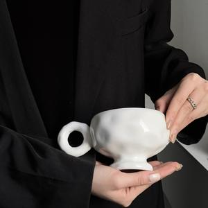 Nouvelles tasses en céramique moulées à la main, originales, aux standards esthétiques élevés, souvenirs de niche, tasses cadeaux pour couple, forme irrégulière, luxe léger - Product Image 6