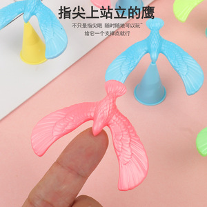 Mini jouet en plastique à gravité équilibrée en forme d'aigle pour enfants et jeunes, cadeau, vente en gros, jouet capsule - Product Image 4