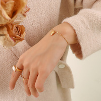 Bracelet en acier inoxydable plaqué or 18 carats avec breloque cœur, style minimaliste, mignon et doux, pour adolescentes, à porter au quotidien, vente en gros