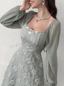 Tela Jacquard Brocada para Confección de Vestidos con Cuello Cuadrado y Mangas Farol con Diseño Floral Jacquard - Product Image 2