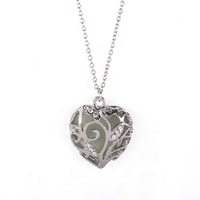 Collier pendentif magique fluorescent avec breloque coeur creux qui brille dans le noir