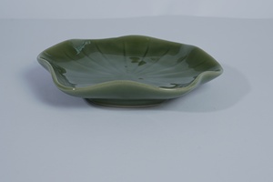 Nouvelle conception de plat de service en porcelaine bronze réactive à bord irrégulier pour les services de restauration et de banquets d'hôtel - Product Image 2