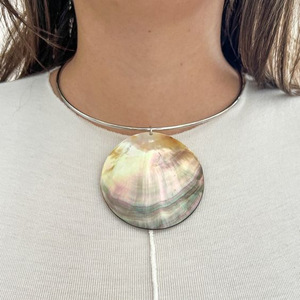 Collier pendentif grand format en perle de coquillage de luxe à la mode, acier inoxydable, or 18 carats, vintage, exagéré, épais, pour femmes - Product Image 3