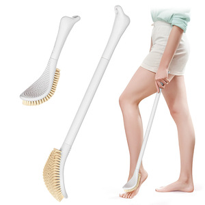Brosse à pieds à long manche avec poils doux en ABS – Outil magique pour un nettoyage efficace des pieds - Product Image 1