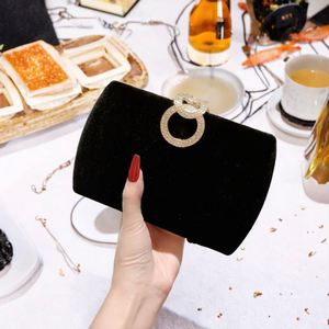 Bolso de Mano Tipo Clutch con Diseño de Avestruz Blanco y Negro para Mujer de Crescent Crafts - Product Image 3