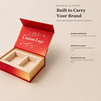 Boîte cadeau à fermeture magnétique rouge et or avec logo personnalisé, impression sur le couvercle intérieur et motif flocon de neige et feu d'artifice pour emballage de vente au détail