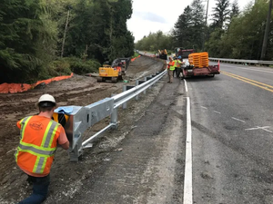 Barandilla de Seguridad Galvanizada de Tres Vigas Apta para Barreras de Seguridad Vial en Carreteras - Product Image 2