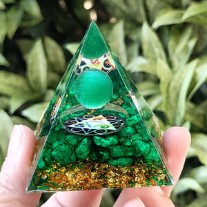Pyramide en résine époxy avec galets de cristal, œil de chat vert, hexagone, décoration d'aquarium, ornement de bureau, cadeau - Product Image 1