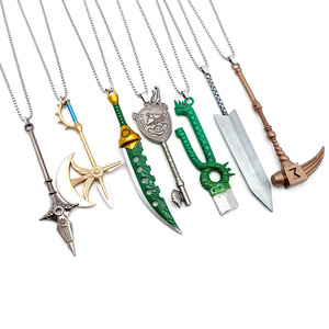 Collana in Metallo Anime con Pendente a Forma di Ascia, Gioiello Ispirato alle Armi dei Protagonisti - Product Image 1