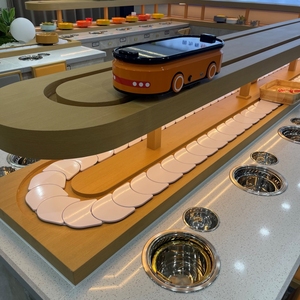 Sistema de entrega de mini tren de sushi comercial personalizado al por mayor con precio de fábrica y cinta transportadora de placas de cadena - Product Image 1