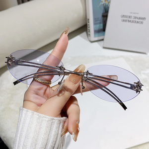 แว่นกันแดดทรงแคทอายสำหรับผู้หญิง กรอบโลหะสีเงิน ป้องกันรังสียูวี 400 แฟชั่น - Product Image 3