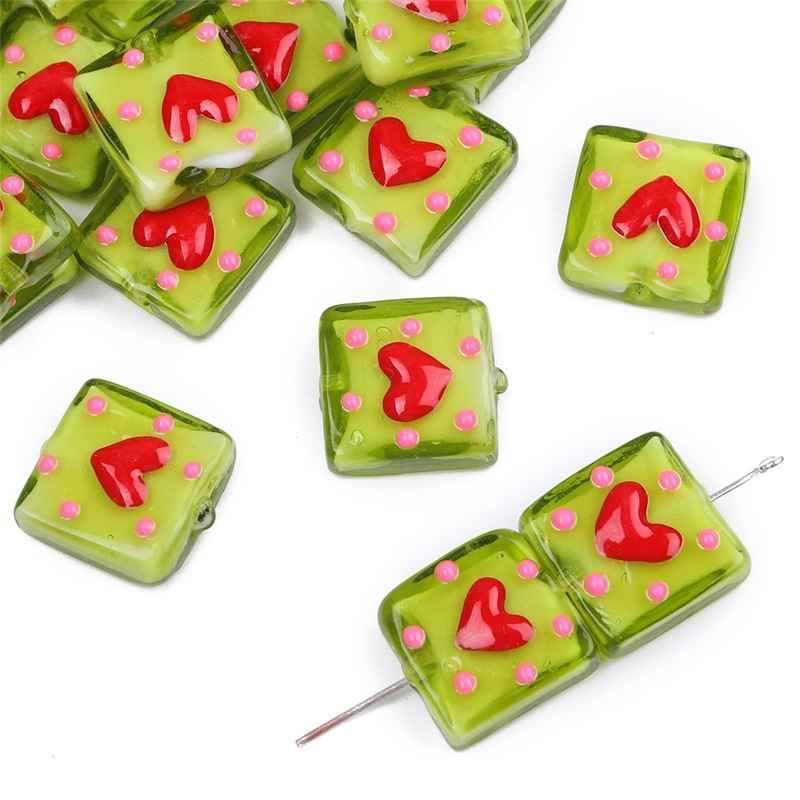 Fondo verde con corazón rojo.