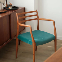 Chaise de salle à manger artisanale en bois massif avec dossier à lattes et assise en tissu tissé rayé, style intemporel, mobilier sur mesure pour villa
