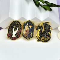 Ensemble de badges en émail souple sur le thème du couple, livre magique et dragon noir, pour roman fantastique personnalisé