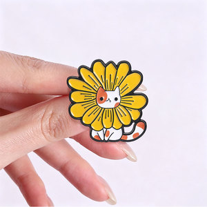 Épinglette en émail personnalisée Chat Tournesol, Badge Métallique Animal Mignon, Épinglette de Col Tournesol, Bijou Créatif, Cadeau pour Elle - Product Image 2