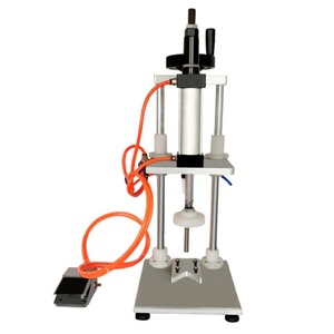 Petite machine pneumatique semi-automatique de capsulage de bouchon de bouteille en plastique de cosmétiques d'huile de bureau d'acier inoxydable avec le commutateur de pied - Product Image 2