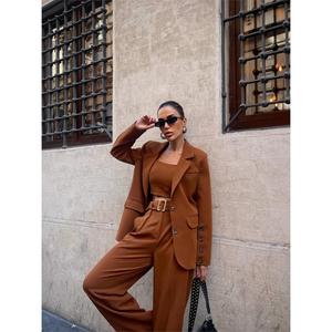 Ensemble de costume pour femme marron, veste bustier à 4 boutons et pantalon en tissu peigné - Product Image 3