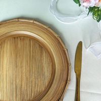 Assiette de présentation ronde en plastique marron foncé à motif rotin, idéale pour restaurants et mariages, vente en gros pour événements