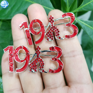 Spilla Rossa con Strass Numero Theta della Sorority Delta Fortitude 1913 per la Celebrazione del Anno di Fondazione dell'Organizzazione Greca - Product Image 4