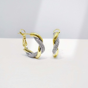Pendientes de aro geométricos de plata de ley 925 para mujer, chapados en oro de 18k, para uso diario, minimalistas y únicos. - Product Image 4