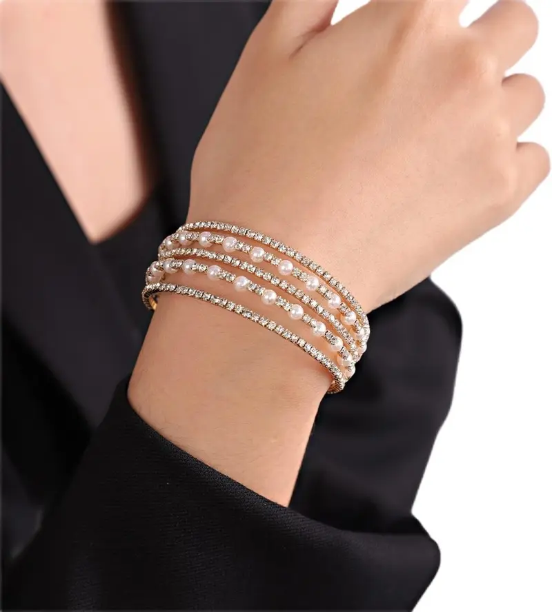 Bracciale in finta perla bracciale elastico Multi fila Glitter a strati bracciale con strass regolabile