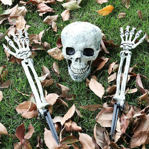 Decoración de Halloween estilo europeo: Set de esqueletos para montar en el suelo, accesorios de decoración, huesos de mano de plástico simulados, adornos de calaveras. - Product Image 1