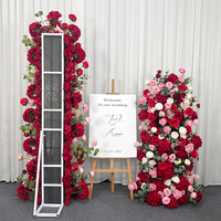 Arche florale exquise et réaliste en soie artificielle, roses rouges, roses et blanches, et hortensias, pour les décors de mariage et d'événements festifs
