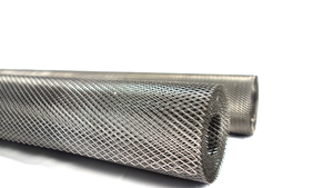 Filet de protection perforé en maille expansée en aluminium résistant à la corrosion pour gouttières, avec traitement de pliage anti-accrochage - Product Image 3