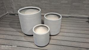 Grands pots décoratifs gris larges avec pieds de jardin - en pierre synthétique écologique, imperméable et durable - Product Image 2