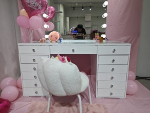 Table <span class=keywords><strong>de</strong></span> toilette moderne blanche pour chambre à coucher avec miroir LED amovible et réglable et tiroirs <span class=keywords><strong>de</strong></span> rangement - Product Image 4