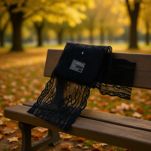 Sciarpa in pizzo nera, accessorio moda donna per capispalla dal design elegante - Product Image 2