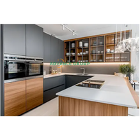 Meuble de cuisine sur mesure de luxe avec éclairage intelligent à capteur et quincaillerie à fermeture douce