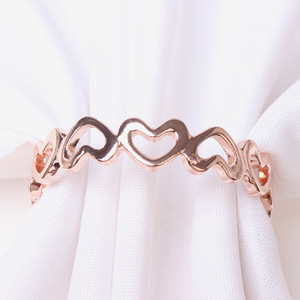Anneaux de serviette en métal personnalisés en gros, en forme de cœur, amour, or et argent, or rose pour les mariages et la Saint-Valentin - Product Image 2