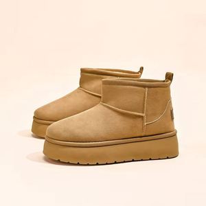 Les bottes d'hiver Uggs sont fabriquées en cuir de haute qualité et conviennent à la fois aux occasions décontractées et aux conditions hivernales. - Product Image 1