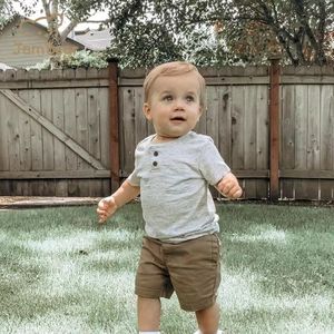 T-shirt <span class=keywords><strong>per</strong></span> bambini in cotone biologico, modello Henley, a maniche corte, <span class=keywords><strong>per</strong></span> bambini e ragazzi. - Product Image 6