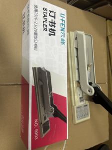 <span class=keywords><strong>Agrafeuse</strong></span> manuelle en métal robuste YF9993, <span class=keywords><strong>agrafeuse</strong></span> à <span class=keywords><strong>bras</strong></span> <span class=keywords><strong>long</strong></span> pour couches épaisses, convient pour agrafes jusqu'à 200 pages. - Product Image 5