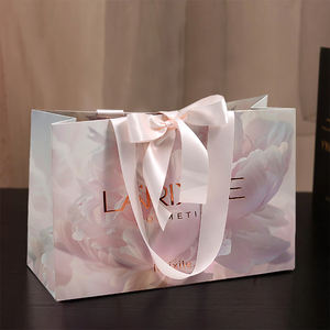 ถุงกระดาษของขวัญแบบเป็นมิตรกับสิ่งแวดล้อม ดีไซน์ดอกไม้หรูหรา พิมพ์ลายพร้อมโบว์ริบบิ้นปิดผนึก ถุงบรรจุภัณฑ์แบบกำหนดเองพร้อมโลโก้ - Product Image 2